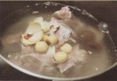 鸡头米排骨汤